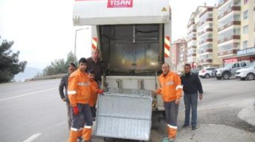 Gemlik&rsquo;te &Ccedil;&ouml;p Konteynırları Temizleniyor