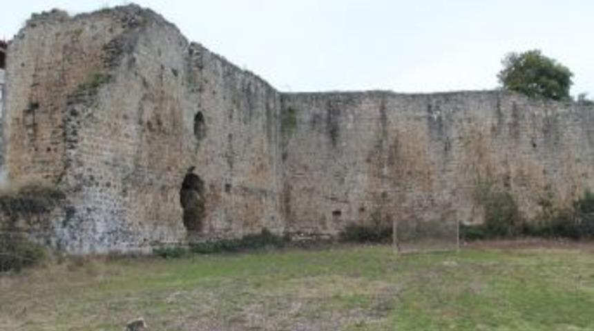 Tarihi Kale Top Sahası Ve &Ccedil;&ouml;pl&uuml;k Olarak Kullanılıyor