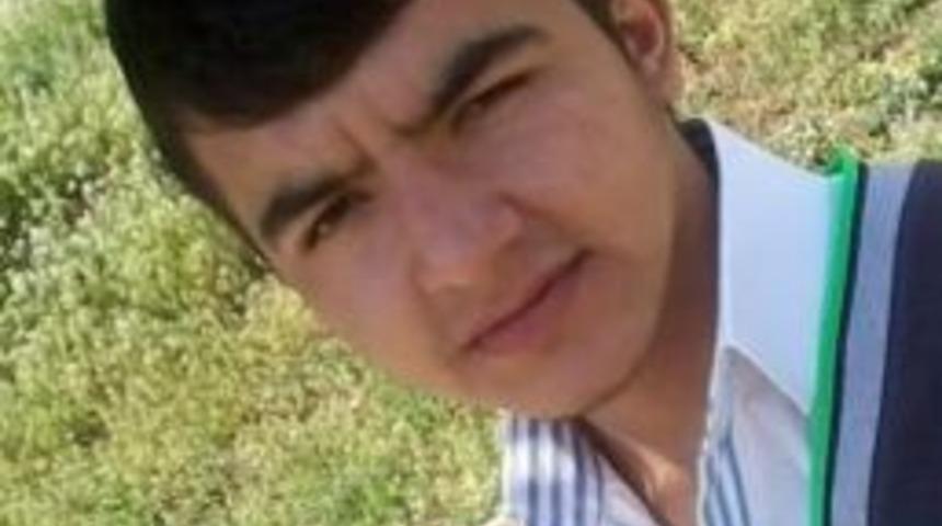 Lise &Ouml;ğrencisi Kendini Ağaca Astı