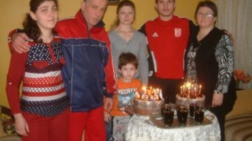 Burhaniye&rsquo;de Futbolcuya Yaş G&uuml;n&uuml; Kutlaması