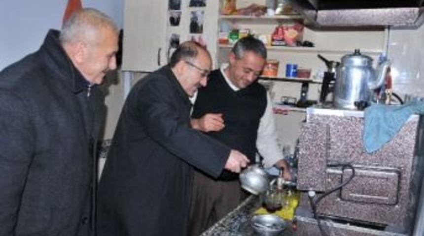 Başkan G&uuml;mr&uuml;k&ccedil;&uuml;oğlu, Esnafa &Ccedil;ay Dağıttı