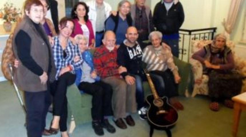 Sanat&ccedil;ı Murat Evgin'den Yaşlılara Ziyaret