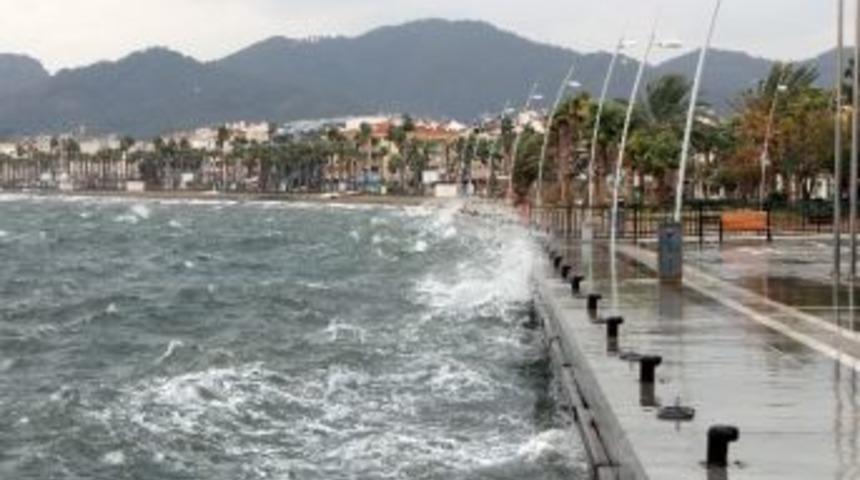 Marmaris'te Yağış Hayatı Olumsuz Etkiledi