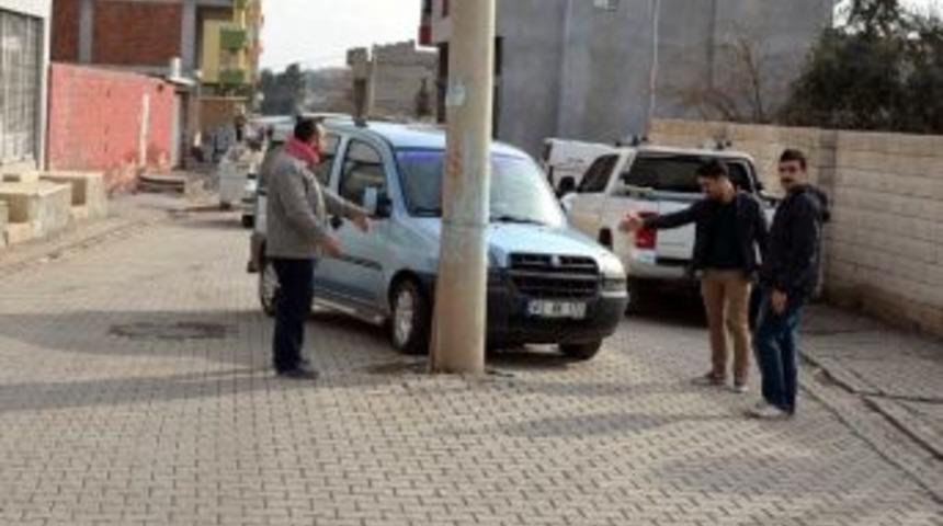 (&ouml;zel Haber) Yol Ortasında Elektrik Direği Şaşırtıyor