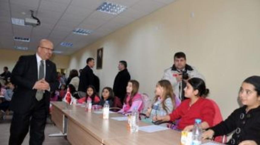 Afyonkarahisar Belediyesi'nden &Ccedil;evreci &Ouml;ğrencilere Tablet Bilgisayar S&uuml;rprizi