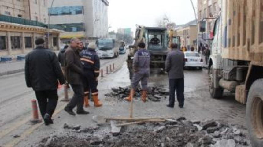 Erzurum&rsquo;un En İşlek Caddesinde Yolun Ortasından Su &Ccedil;ıktı