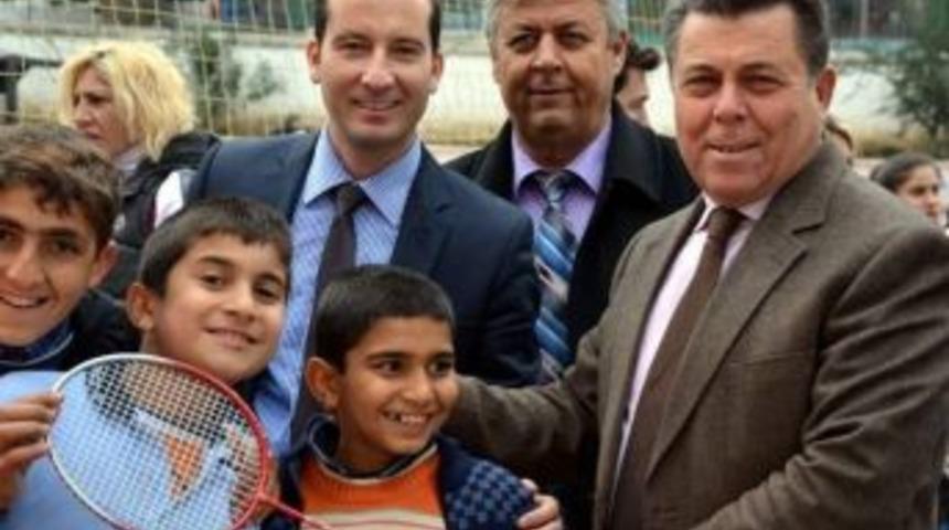Gen&ccedil;lik Hizmetleri Ve Spor İl M&uuml;d&uuml;rl&uuml;ğ&uuml;nden &Ouml;ğrencilere Malzeme Desteği