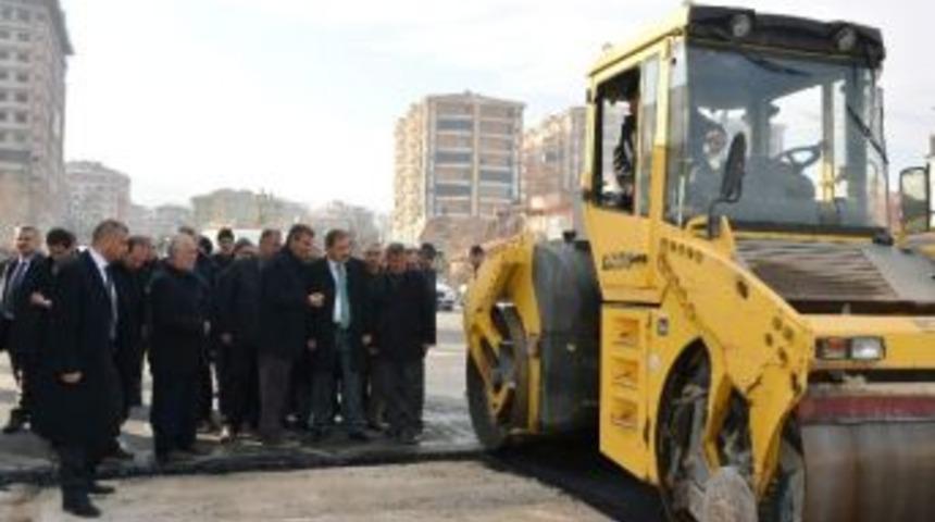 Malatya Belediye Başkanı Ahmet &Ccedil;akır, Asfalt &Ccedil;alışmasını İnceledi