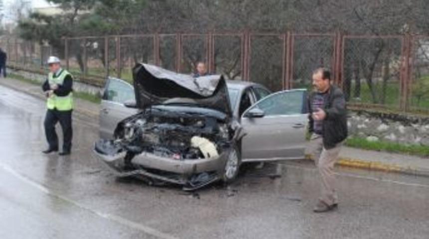 Otomobil Kamyonla &Ccedil;arpıştı: 2 Yaralı