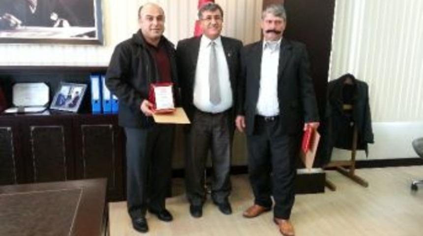 Kaymakam Bulgurlu'dan Muhtarlara Plaket Ve Teşekk&uuml;r Belgesi