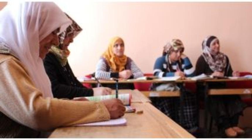 Ağrı&rsquo;da Anneler Okuma Yazma &Ouml;ğreniyor