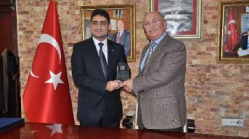 M&uuml;hendislerden Başkan İ&ccedil;a Teşekk&uuml;r Plaketi