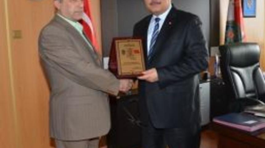 Tekirdağ İl Emniyet M&uuml;d&uuml;r&uuml; Emekli Olan Polis Memuruna Plaket Verdi