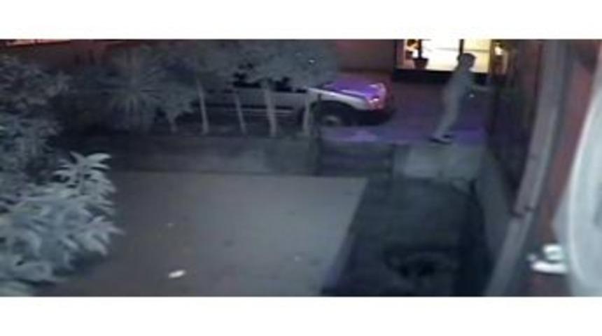 Hırsızlık Anı G&uuml;venlik Kamerasına Takıldı