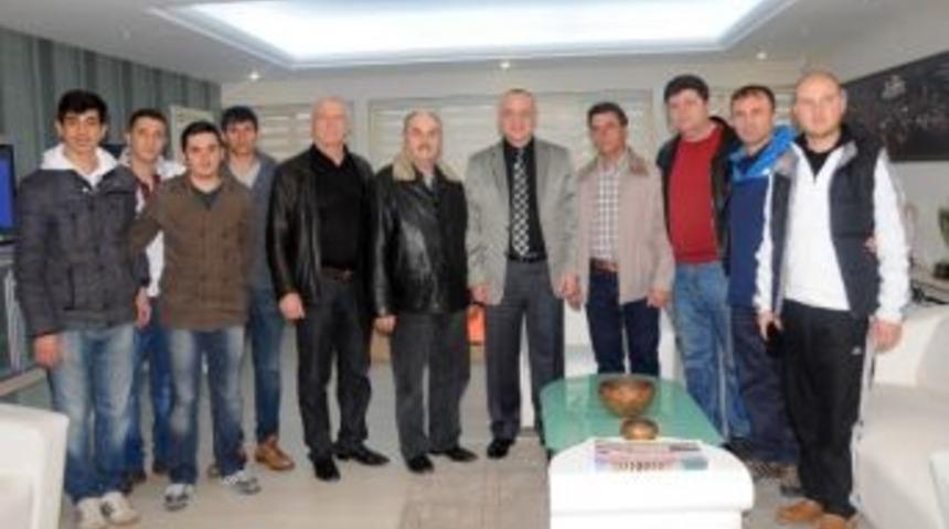 Manisa Belediyesi&rsquo;nden İki Futbol Kul&uuml;b&uuml;ne Malzeme Yardımı