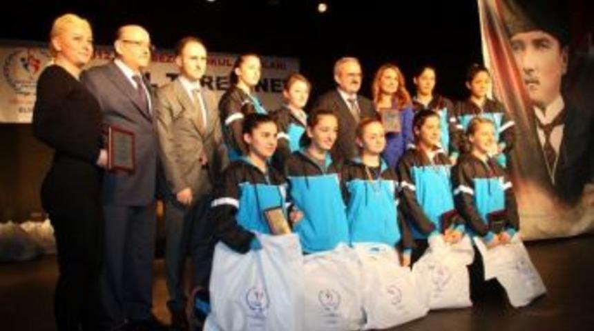 Bursa&rsquo;da Başarılı Sporcu Gen&ccedil;ler &Ouml;d&uuml;llendirildi