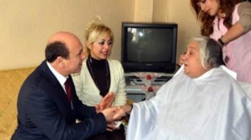 Yaşlılara Evde Sa&ccedil; Kesim Hizmeti