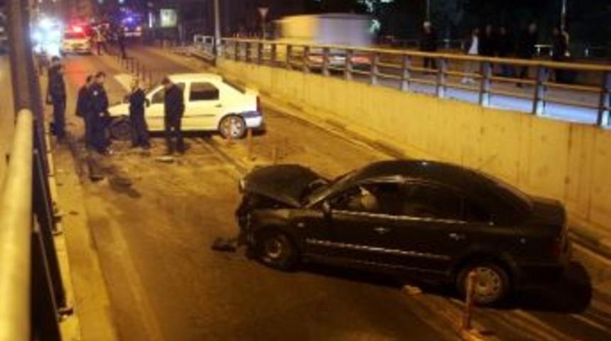 Alt Ge&ccedil;itte İki Otomobil Kafa Kafaya &Ccedil;arpıştı: 2 Yaralı