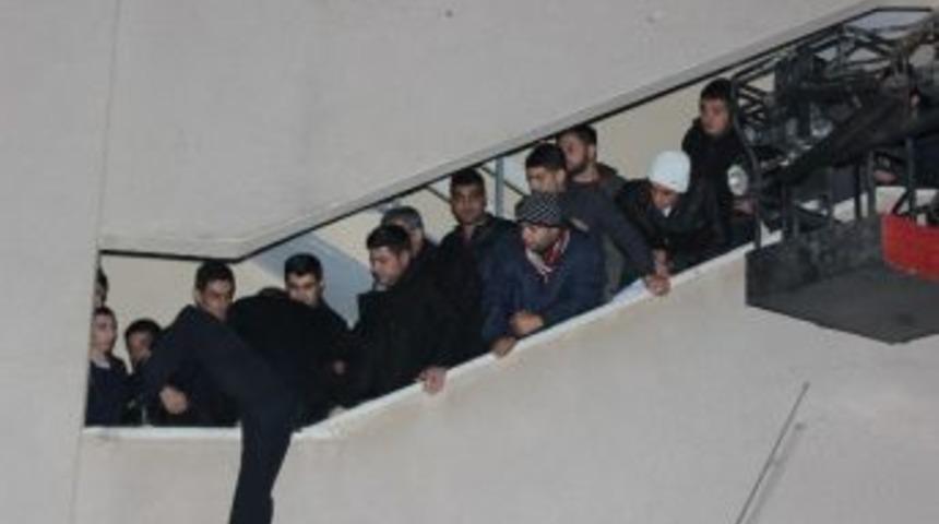 Dedaş &Ccedil;alışanları 5 Saat Sonra M&uuml;h&uuml;rl&uuml; Binadan &Ccedil;ıktı