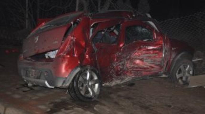 &Ccedil;anakkale&rsquo;de Trafik Kazası; 3 Yaralı