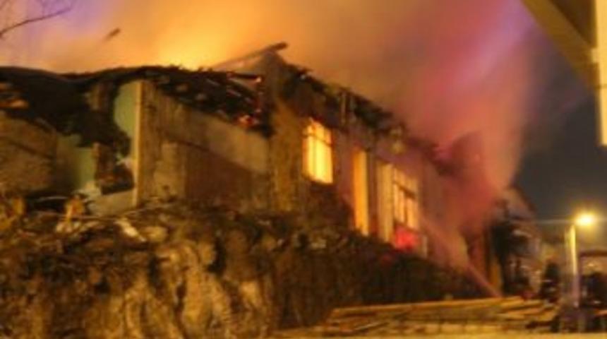 Gecekondu Alevlere Teslim Oldu