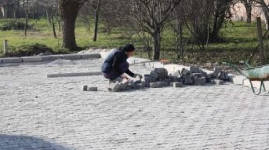 Arifiye'de Parke Ve Tretuvar &Ccedil;alışmaları T&uuml;m Hızıyla S&uuml;r&uuml;yor