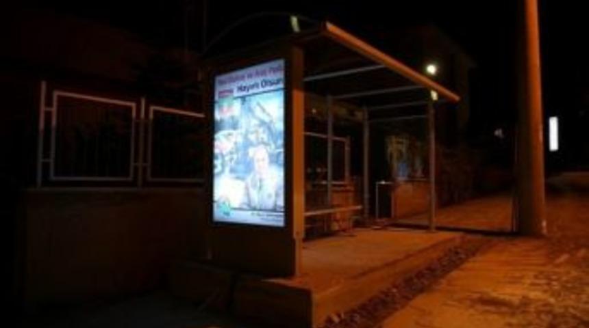 &Uuml;z&uuml;ml&uuml;'de Otob&uuml;s Durakları Yenilendi