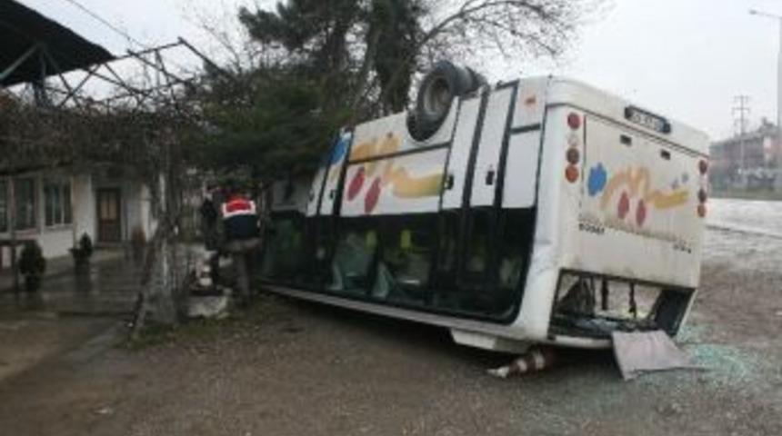 D&uuml;zce&rsquo;de Servis Aracı Devrildi: 10 İş&ccedil;i Yaralı