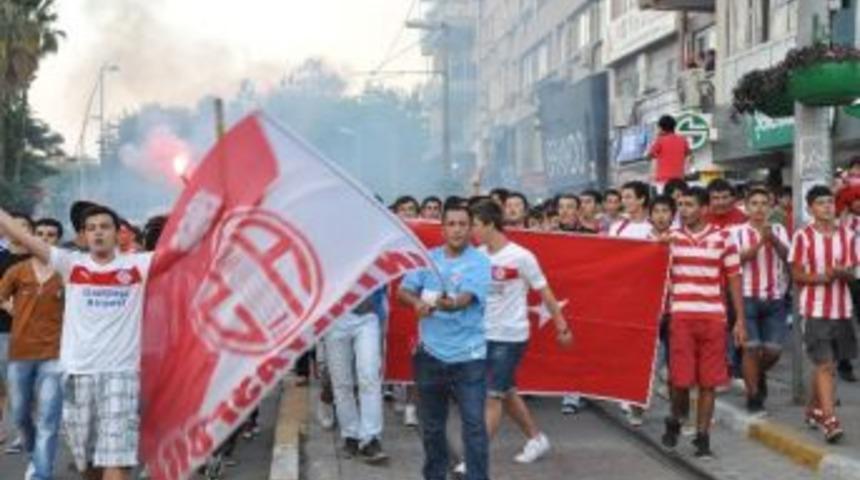 Medicalpark Antalyaspor Taraftarlarından Y&uuml;r&uuml;y&uuml;ş