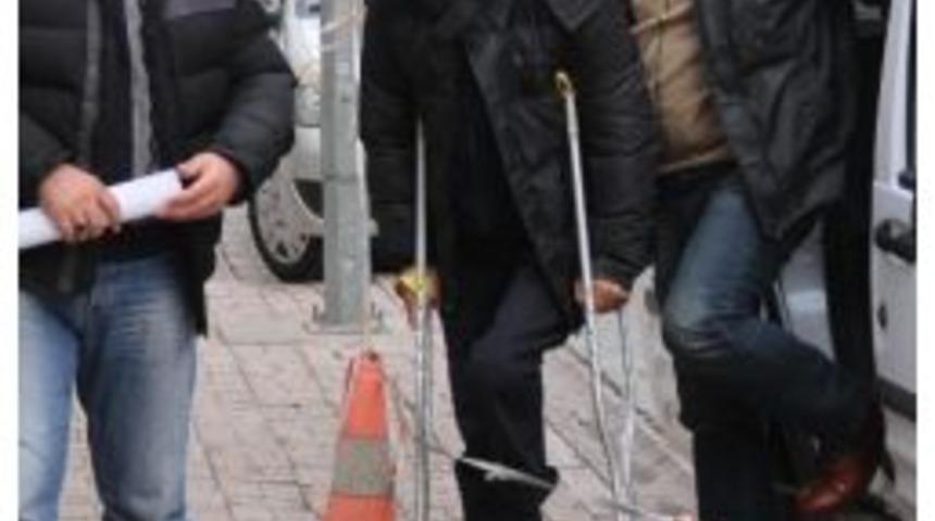 Sigara İ&ccedil;mekten Bacağı Kesildi, Uyuşturucudan Yakalandı Polis Kucağında Taşıdı