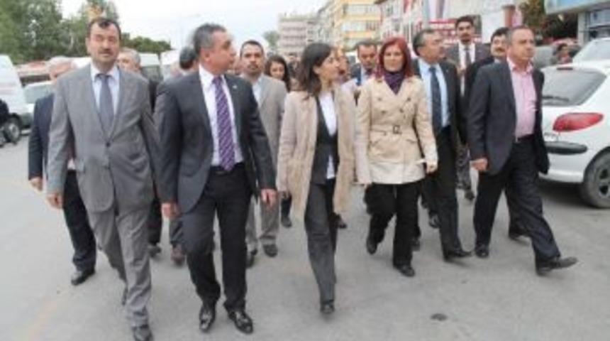 Chp&rsquo;li Erkut, Perşembe Pazarını Gezdi