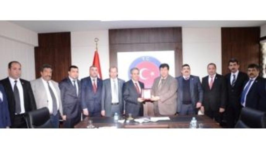 T&uuml;msiad Vali S&uuml;leyman Tapsız&rsquo;a Plaket Verdi