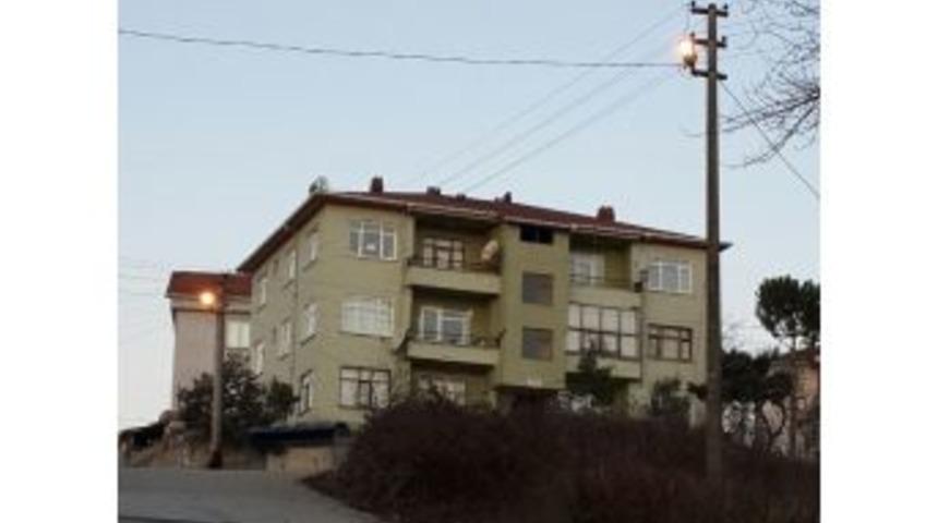 Ak&ccedil;akoca'da G&uuml;nd&uuml;z Yanan Elektrik Direklerindeki Lamlabalara Vatandaş Tepkili