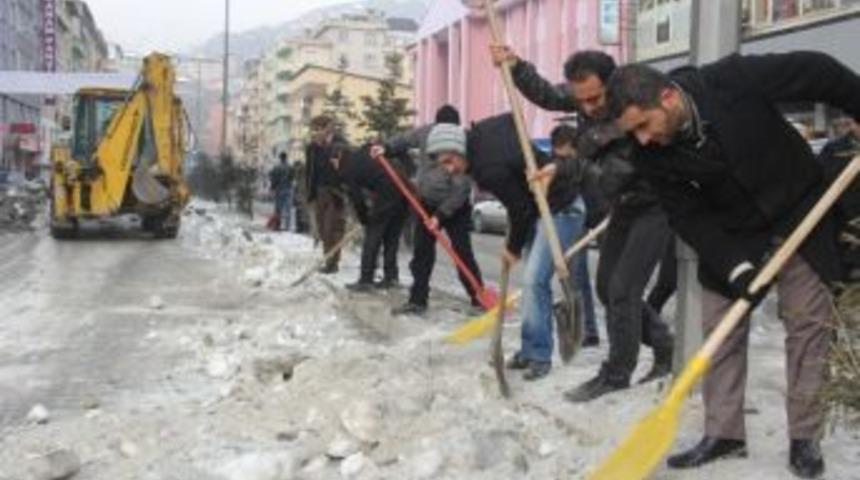 Dondurucu Soğuklarla M&uuml;cadele S&uuml;r&uuml;yor