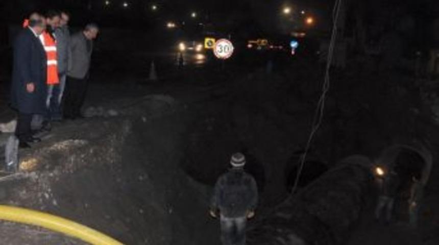 Başkan G&uuml;mr&uuml;k&ccedil;&uuml;oğlu Gece Mesaisinde