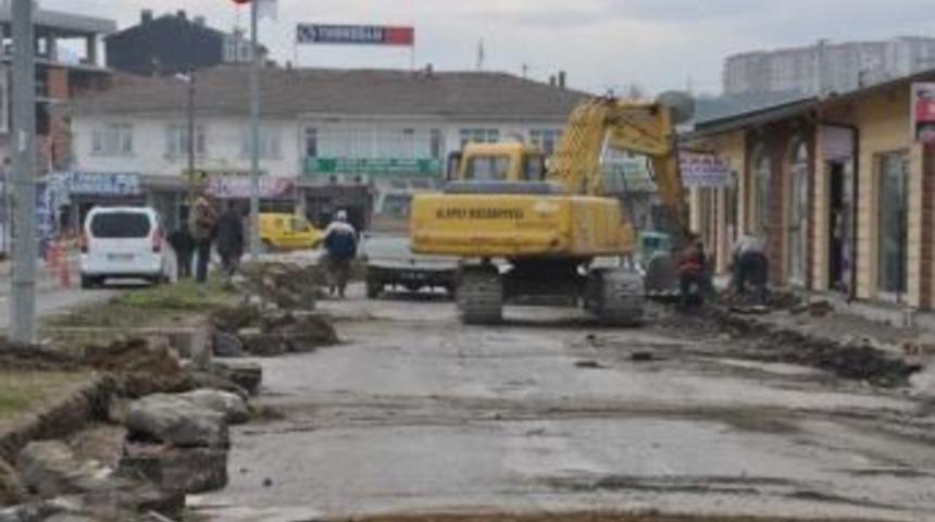 Alaplı Belediye D&uuml;kkanları &Ouml;n&uuml;nde Orta Ref&uuml;j Yenileme &Ccedil;alışması