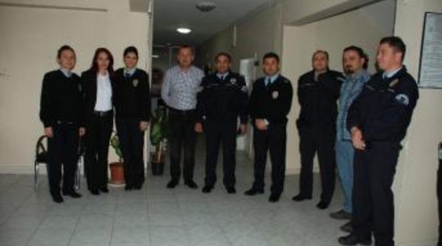 Başarılı Polis Memuruna &Ouml;d&uuml;l&uuml;n&uuml; Eşi Taktı