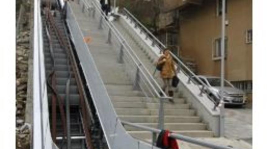 İzmir'in Sokaklarına Y&uuml;r&uuml;yen Merdiven