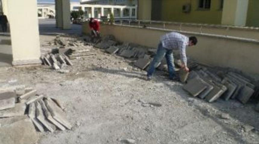 Sakarya Valilik Kamp&uuml;s&uuml; Yağmur Suyuna Dayanamadı