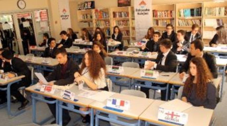 Mersin Bah&ccedil;eşehir Koleji'nde 'mun' Konferansı