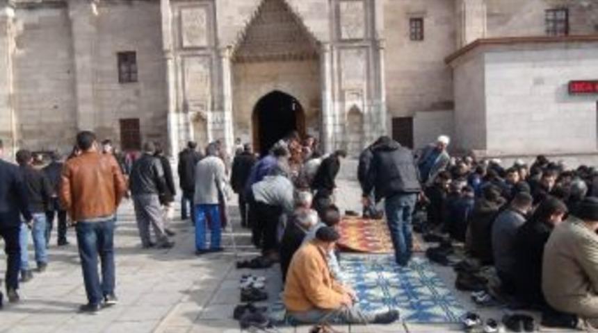 Aksaray&rsquo;da Yağmur Yağması İ&ccedil;in Dua Edildi