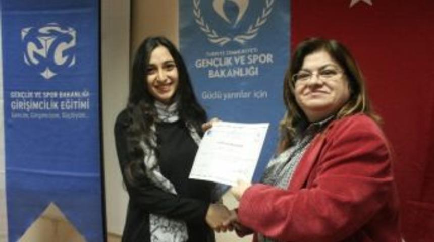 Girişimcilik Kursunu Bitirenlere Sertifikaları Verildi