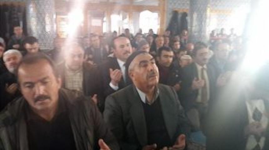 Onbinler Kuraklık İ&ccedil;in Dua Etti