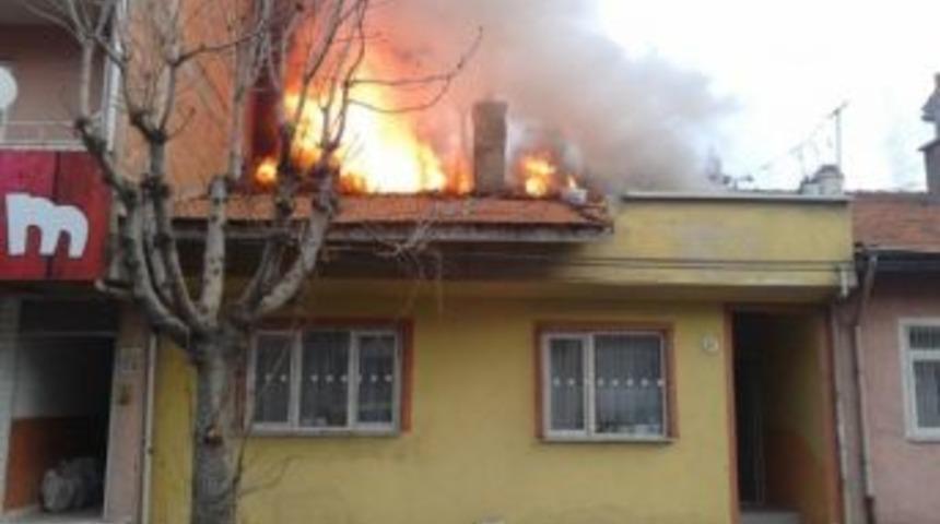Tek Katlı Evin &Ccedil;atısı Alev Alev Yandı