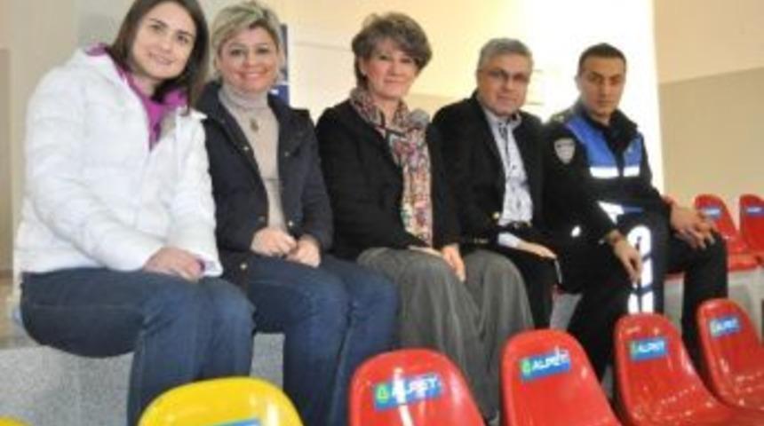 Toplum Destekli Polisler &Ccedil;ocuklarla Futbol Oynadı