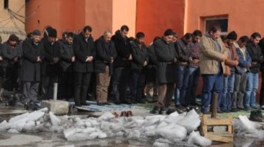 Dondurucu Soğukta Cuma Namazı