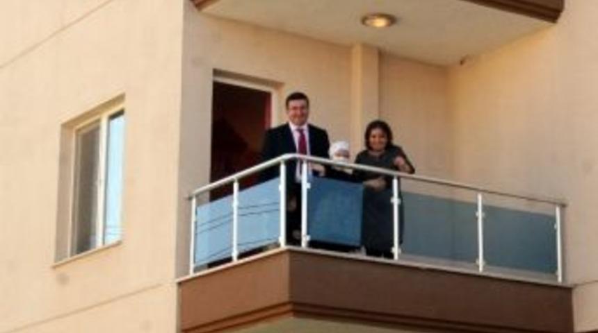 161 G&uuml;nd&uuml;r Tedavi G&ouml;rd&uuml;ğ&uuml; Hastaneden Taburcu Olan Melis Akbaş Evine Alkışlar Eşliğinde Geldi