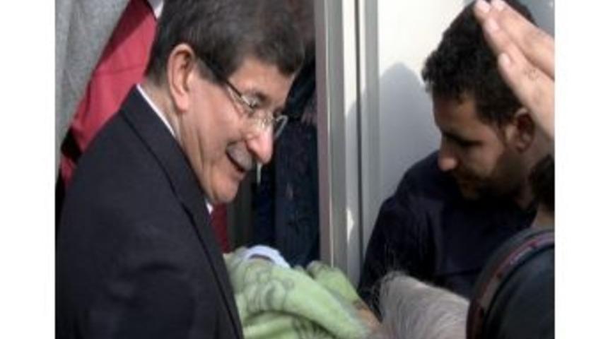 Bakan Davutoğlu&rsquo;ndan Yeni Doğan Bebeğe Dua