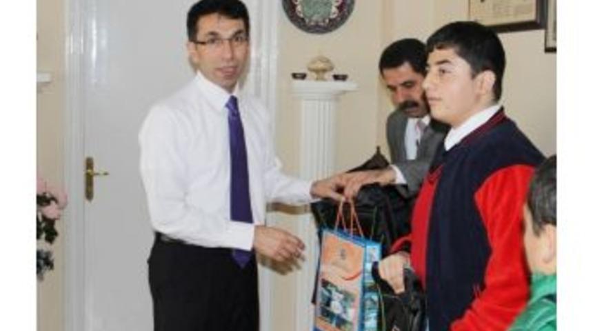 Başarılı &Ouml;ğrencilere Kaymakamdan &Ouml;d&uuml;l