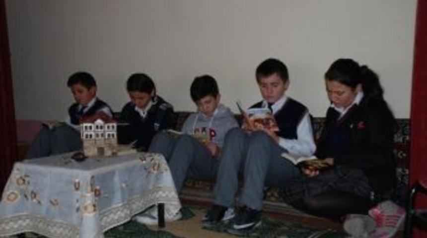 Bolu Valisi Ve &Ouml;ğrenci Velileri Birlikte Kitap Okudu